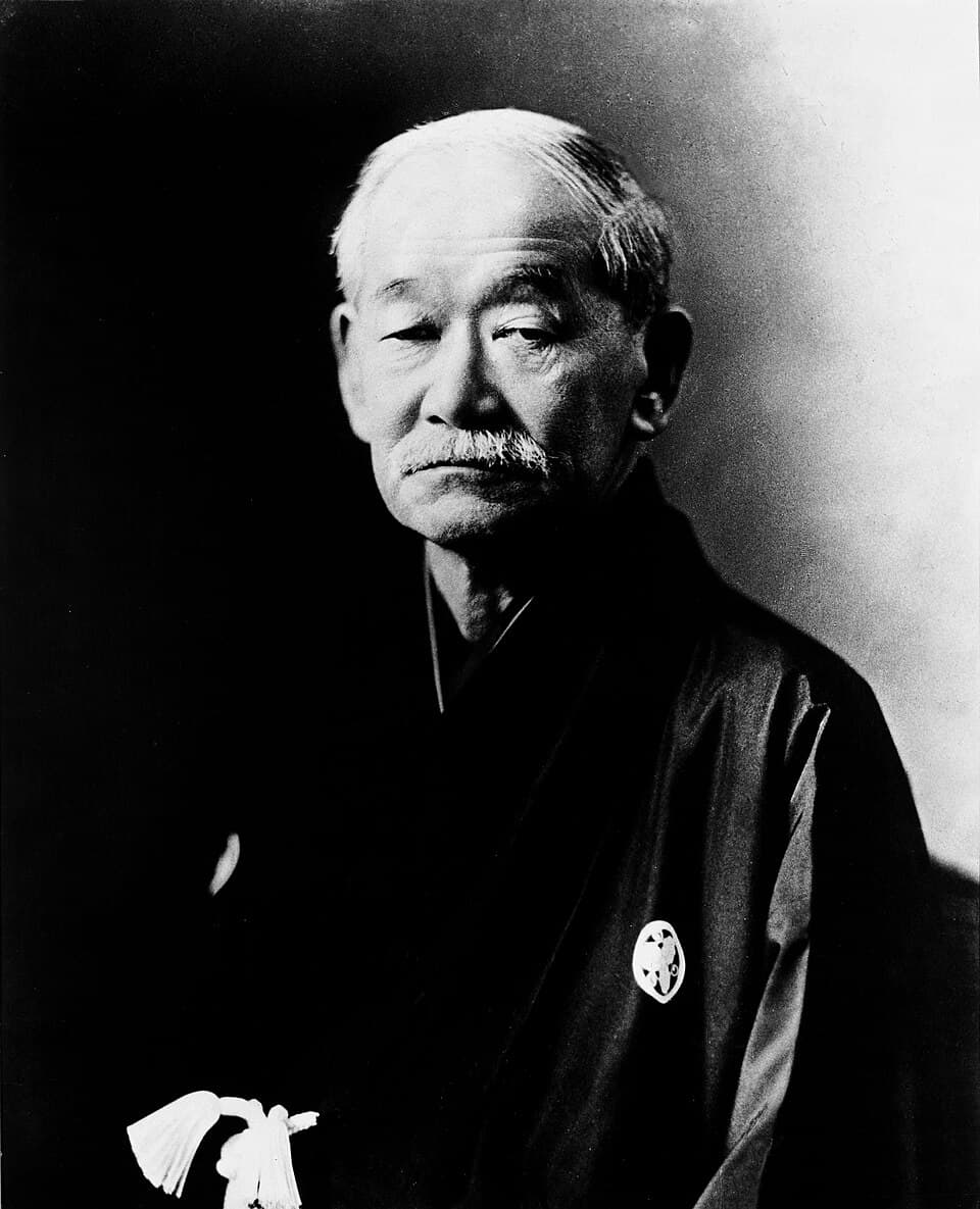 Portrait photographique en noir et blanc de Kanō Jigorō